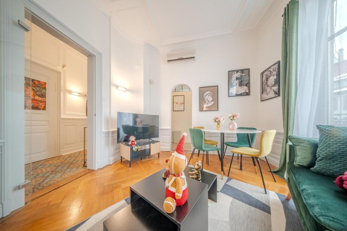 Beautiful Centre De Caractere - Private Free Parking Included Apartment